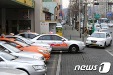 [사진]LPG충전소 가득메운 택시행렬