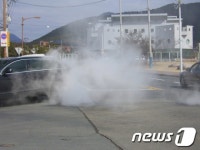 [사진]밀양시청 서문앞 하수관로 기름띠 악취