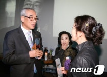 [사진]환담나누는 최광식 장관-김삼진 교수