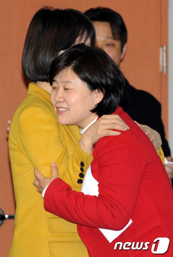 [사진]포옹하는 전현희-서영교 예비후보