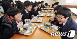 [사진]중학교 1학년 친환경 무상급식 시행