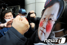 [사진]MBC노조, 김재철 사장 규탄 퍼포먼스