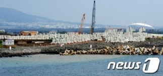 [사진]흙탕물로 변하는 강정 앞바다