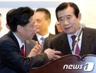 [사진]관계자와 이야기 나누는 한광옥 대표