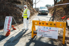 [사진]계룡 AI 의심 농가 출입통제