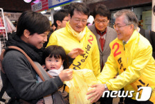 [사진]부산 구포시장 방문한 문재인·문성근