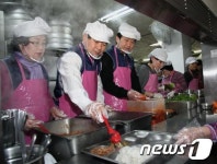 성남시의회, 경로식당에서 봉사활동 펼쳐