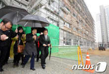[사진]세종시 한솔초등학교 둘러보는 박근혜 위원장