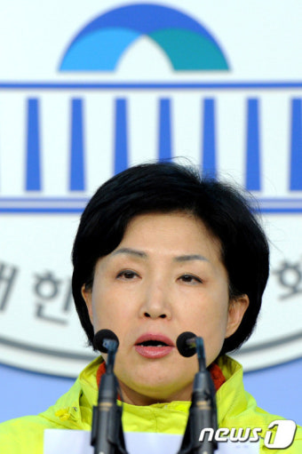 [사진]공천 원상복귀 요구하는 전혜숙 의원