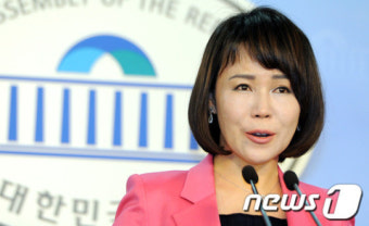 [사진]눈시울 붉히는 전현희 의원