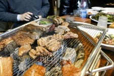 소문난 돼지갈비 집 가보니, 추억의 맛과 함께 계속 진화하는 돼지갈비 맛 공존