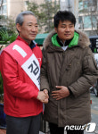 [사진]지역주민과 기념촬영하는 김종훈 후보