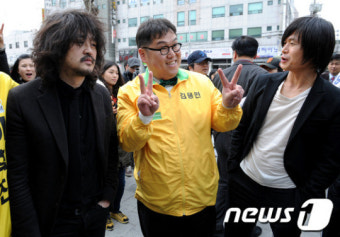 [사진]김용민 후보 격려하는 김어준-주진우