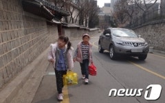 덕수궁 돌담길 보도실종…시민들 위험에 노출