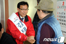 [사진]경로당 방문한 김태기 후보