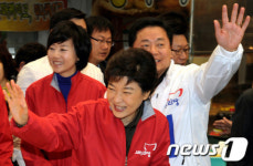 [사진]본동시장 찾은 박근혜-구상찬