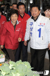[사진]화곡본동시장 찾은 박근혜와 김성태-구상찬 후보