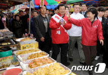 [사진]하남 덕풍시장 찾은 박근혜 중앙선대위원장