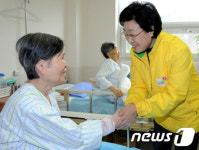 [사진]춘천호반요양병원 찾은 한명숙 대표