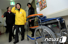 [사진]기초노령연금 2배 인상 공약 발표한 한명숙 대표