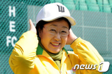 [사진]야구모자 쓰는 한명숙 대표