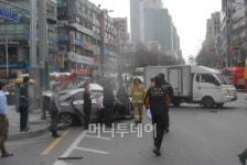 반포 삼호가든맨션 앞 4중충돌…2명 사망
