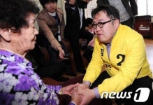 [사진]어르신께 사과하는 김용민