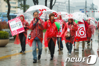[사진]빗속 지지 호소하는 선거운동원들