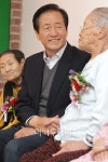 [사진]어르신들과 대화 나누는 정몽준