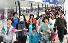 [사진]여수엑스포역 도착한 관람객들