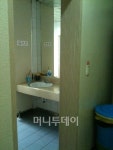 강남 국민연금공단 빌딩 화장실에는...문이 없다?