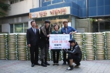 아이돌그룹 엠블랙 강남구에 쌀 2000kg 기부