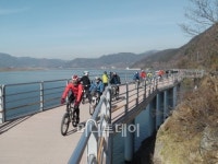 녹색자전거열차, 낙동강 벼랑길 잔도 따라 씽씽