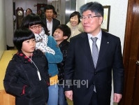 [사진]김중수 총재, 성모자애보육원 아이들과의 대화