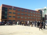 운동장까지 늘어선 투표줄, 강남가보니…