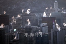 [사진]수증기 피어오르는 도심의 빌딩들