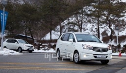 11인승 승합차 쌍용車 투리스모 타보니…