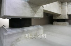 진도8 강진에도 이상무...비결은 고무?