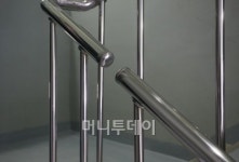 진도8 강진에도 이상무...비결은 고무?