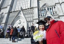 아버지의 나라에서 학사모를 쓴 미찌꼬 와일딩