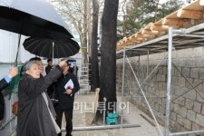 [사진]변영섭 문화재청장, 덕수궁 돌담 화재현장 방문