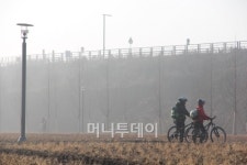 [포토]물안개 속 북한강자전거길 자전거 동행