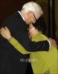 [사진]참전용사가 찾던 화상소녀, 60년 만에 상봉