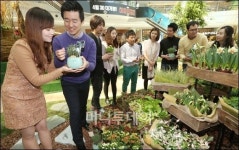 [사진]타임스퀘어, 대형 실내 스프링 가든 조성