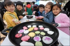 [사진]서초구, 서래마을 삼짇날 화전 만들기 행사 개최