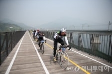 [사진]북한강철교의 국토종주 자전거행렬