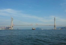 북항대교 마지막 상판 연결…내년 4월 개통