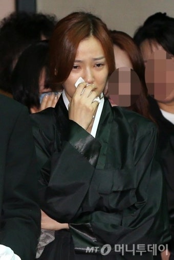 손태영 오열, 부친 발인식에 하염없이 눈물만…