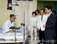 진영 장관 의료비 때문에 빈곤해지는 일 없도록 할 것