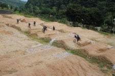 [사진]울퉁불퉁 경기장 잘도 도는 BMX 꿈나무들